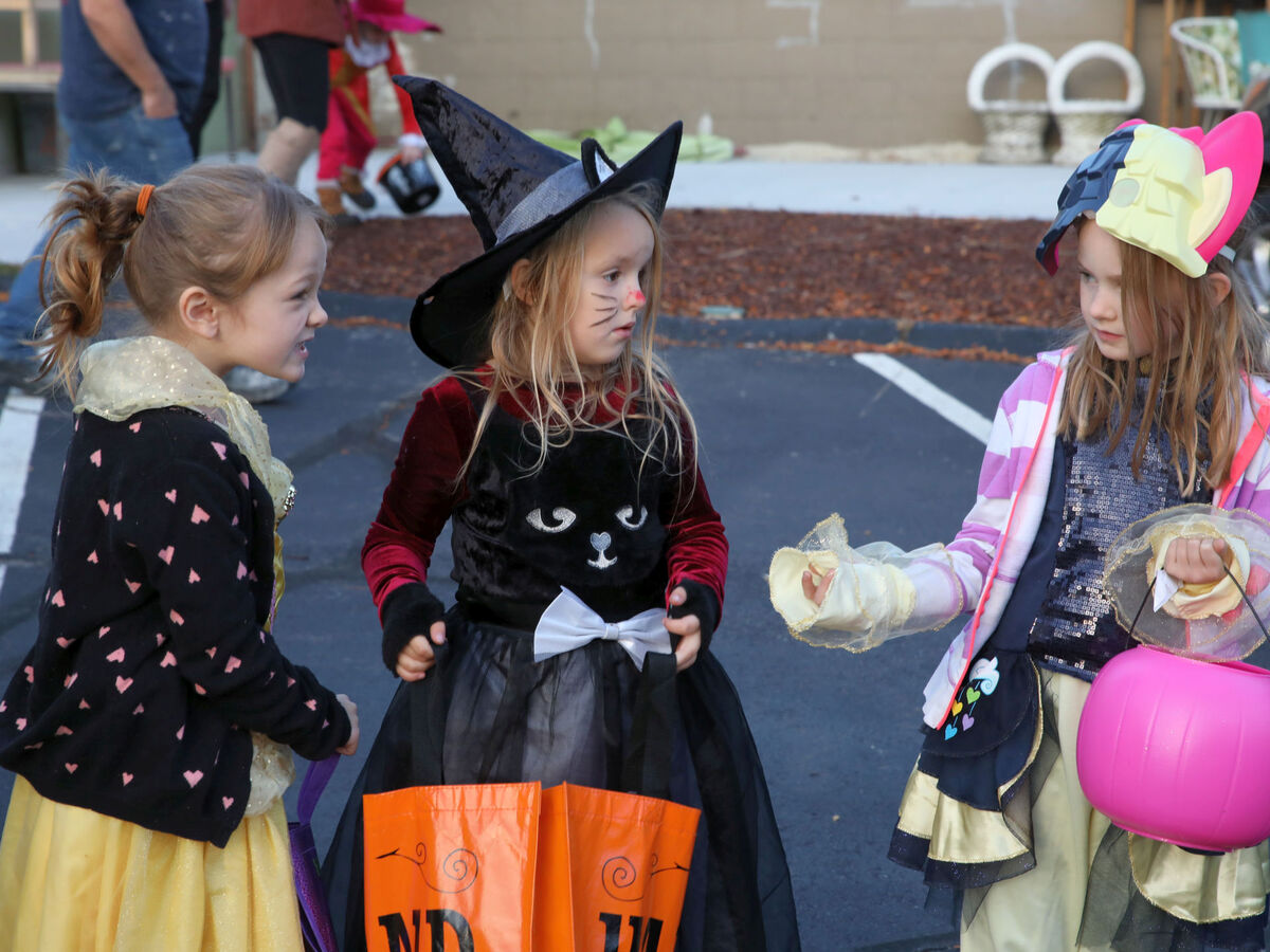 Families Invited to Trunk or Treat in Downtown Saline Tonight The