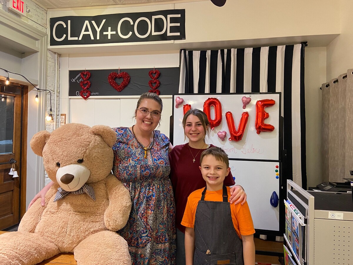 XOXO Love on Downtown Visitors Warm Up Downtown