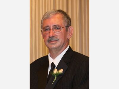 Kenneth Shaw, Father and Husband, Served in the US Navy, Worked as a Computer Programmer and Systems Analyst