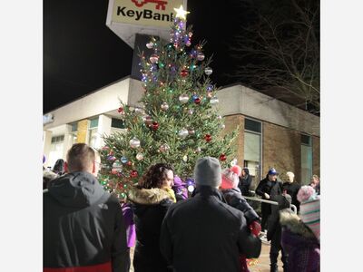 Holiday Tree Lighting Tuesday in Downtown Saline