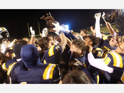 FOOTBALL: Saline Defeats Woodhaven, Wins First District Title Since 2020