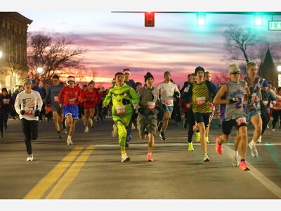 Merry Mile Runs Down Michigan Avenue Before the Holiday Parade